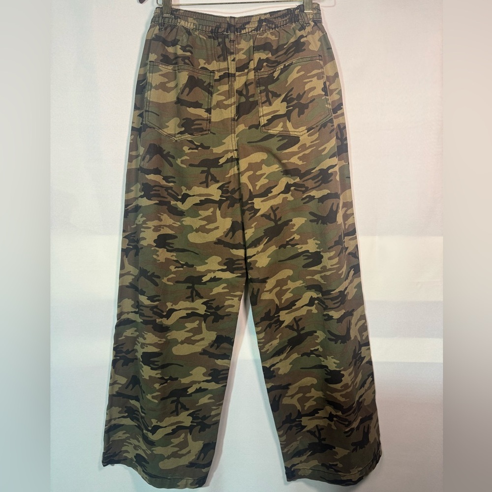 House of Harlow 1960 Women's Green Wide Leg Camo Cargo Pants - Picture 2 of 12